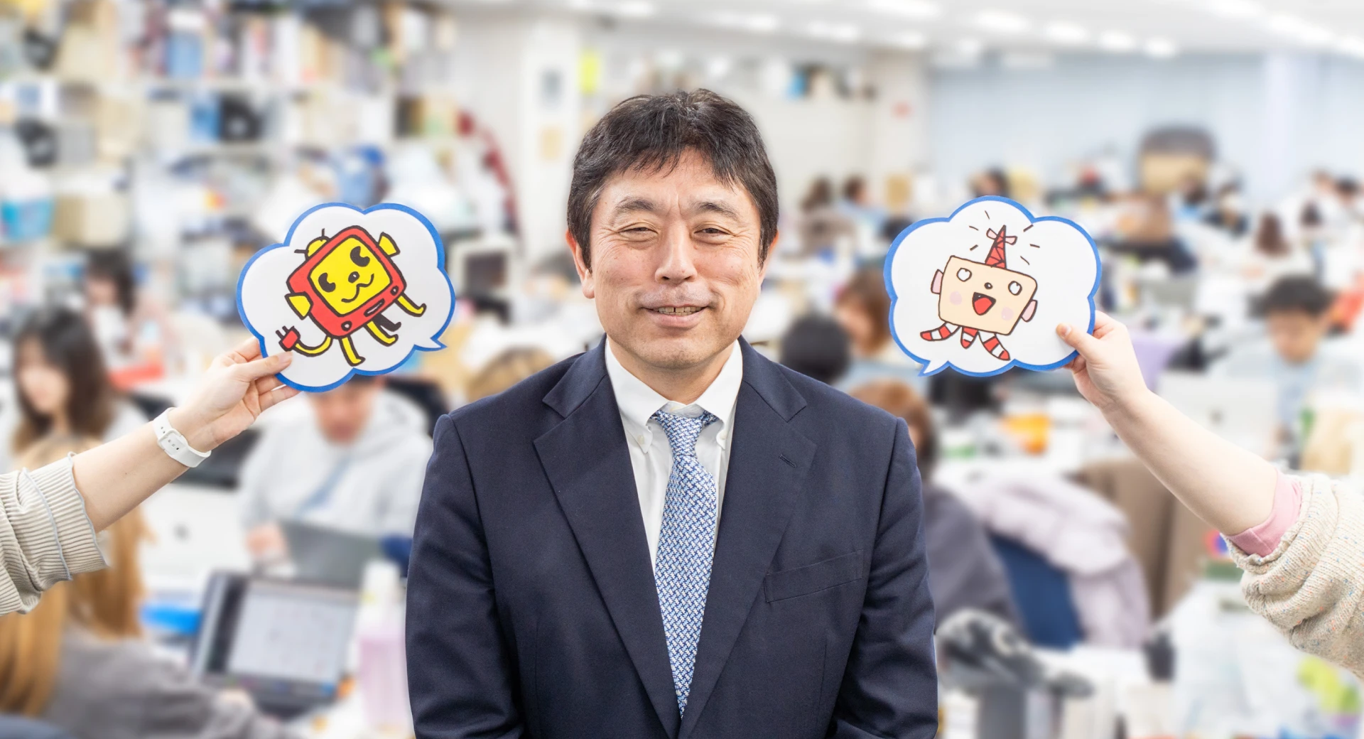 企業マスコットキャラクターと笑顔の代表取締役