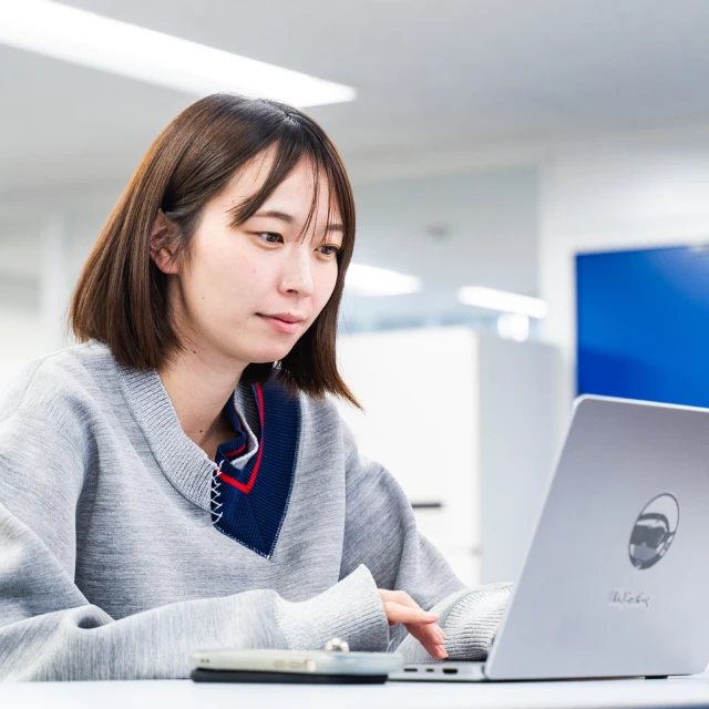 パソコン作業する女性