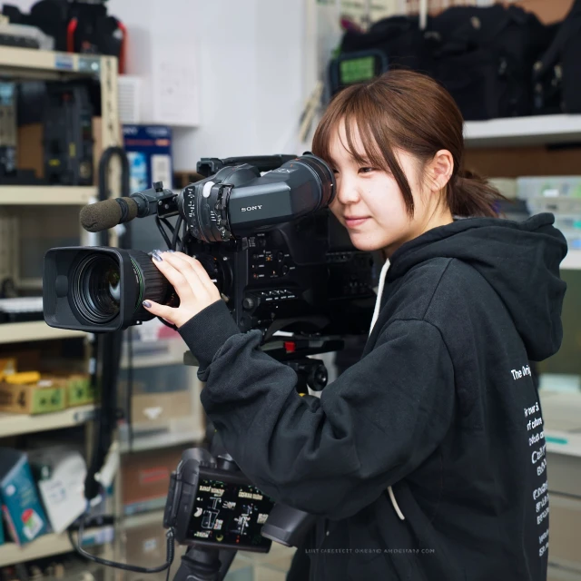 プロ用ビデオカメラで撮影する映像クリエイター