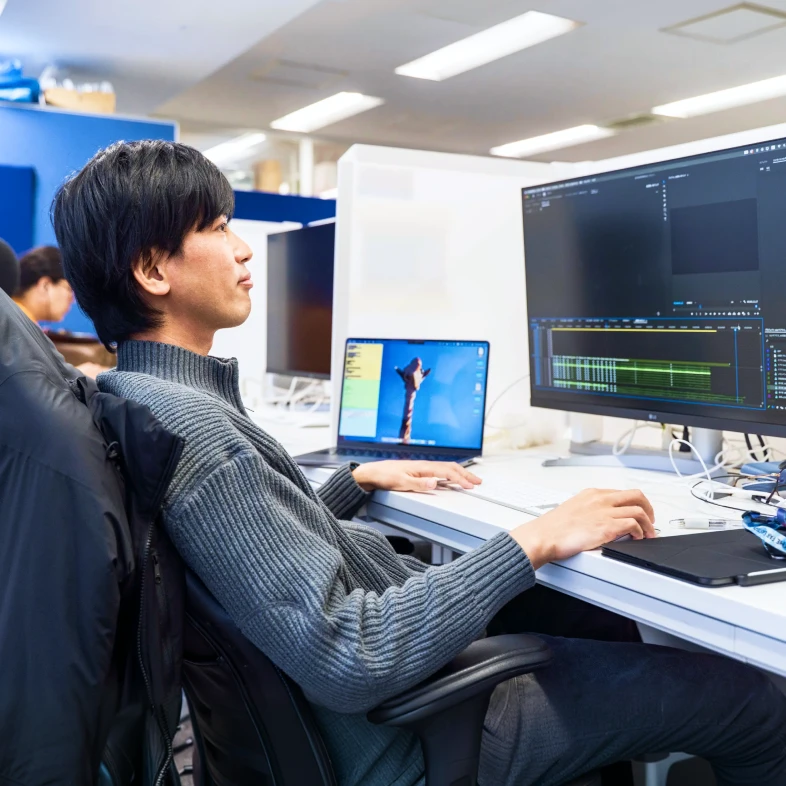 映像を編集するクリエイター